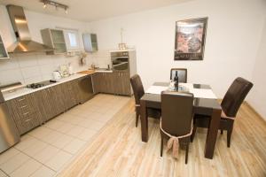 Kuchyňa alebo kuchynka v ubytovaní Apartmani Pašalić