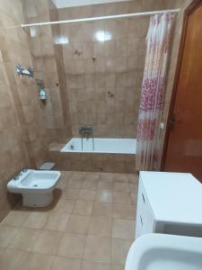 um banheiro com banheira, vaso sanitário e pia em Sunset Villa em Torre Lapillo mais 45 fotografias