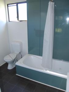 La salle de bains est pourvue d'une baignoire, de toilettes et d'une douche. dans l'établissement Launceston Holiday Park Legana, à Legana