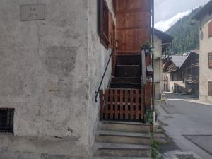 una serie di scale che portano a un edificio di Casa Sirena a Canale dʼAgordo