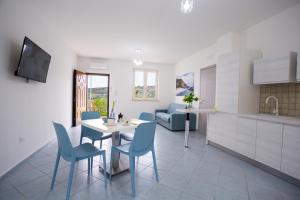 โทรทัศน์และ/หรือระบบความบันเทิงของ Villa Luna -Parking-Garden -View - WiFi- Beach
