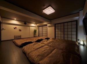长崎おやど紀伊国屋銀屋町弐館的有窗户的房间里有一张大床