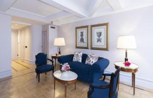 a living room with a blue couch and chairs at Grand Hotel Parker's in Naples