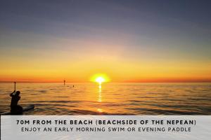 Edithvaleにあるbeachside loft warehouse artists retreatの海上の襟上の男