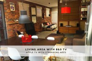 Edithvaleにあるbeachside loft warehouse artists retreatのテーブルとリビングルームのあるリビングエリア