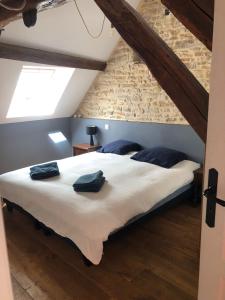 ボーヌにあるMaison Millotのベッドルーム1室(屋根裏部屋に大型ベッド1台付)