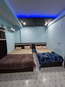 En eller flere senge i et værelse på Raghuvanshi Home Stay