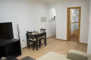 TV a/nebo společenská místnost v ubytování Apartamenticos Boggiero IV