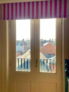 een deur met een raam met uitzicht op de stad bij Worcester City Centre self check-in cosy loft apartment in Henwick