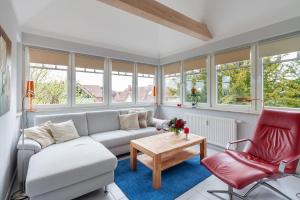 a living room with a couch and a table at Am Horizont No 1 für 2-4 Pers, 2 Schlafz, Babybett, Südbalkon, kostenloser Parkplatz, 500 Meter zum Strand in Zingst