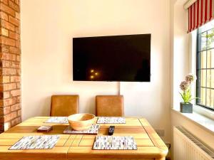 TV a/nebo společenská místnost v ubytování Modern city 3 bedroom bungalow