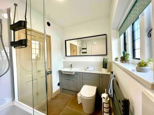 Koupelna v ubytování Modern city 3 bedroom bungalow + 12 fotografií