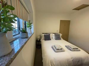 Postel nebo postele na pokoji v ubytování Modern city 3 bedroom bungalow