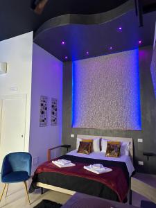 una camera da letto con un letto e una parete viola di Atanasia Suite ad Acireale