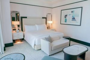 Ένα ή περισσότερα κρεβάτια σε δωμάτιο στο Waldorf Astoria Doha West Bay