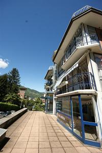 un edificio con una pasarela delante de él en Manzoni, en Stresa