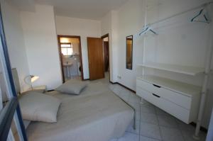 Un dormitorio con una cama y una cómoda. en Manzoni, en Stresa