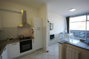 una cocina con refrigerador y encimera en Manzoni, en Stresa 6 fotos más