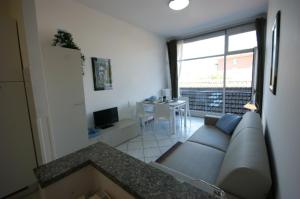 una sala de estar con un sofá y una mesa en Manzoni, en Stresa