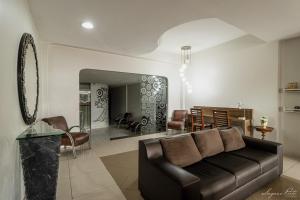 ein Wohnzimmer mit Sofa und ein Esszimmer in der Unterkunft Schalom Hotel in Imperatriz