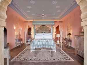 Raffles Jaipur客房内的一张或多张床位