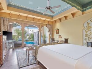 Raffles Jaipur客房内的一张或多张床位