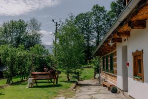 a table in the yard of a house at Zielony Jeleń - sauna i jacuzzi in Szklarska Poręba