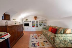 TV a/nebo společenská místnost v ubytování Chiara House In Galenda