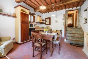 Kuchyň nebo kuchyňský kout v ubytování Chiara House In Galenda