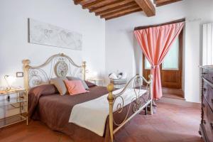 Postel nebo postele na pokoji v ubytování Chiara House In Galenda + 11 fotografií