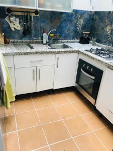 Kuchyň nebo kuchyňský kout v ubytování Appartement cosy