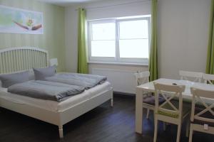 Postel nebo postele na pokoji v ubytování REGIOHOTEL Schanzenhaus Wernigerode