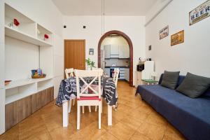 a living room with a table and a blue couch at Casabaffo in Piombino