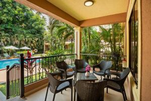 Seashell Suites and Villas- Candolim Goaの敷地内または近くにあるプール