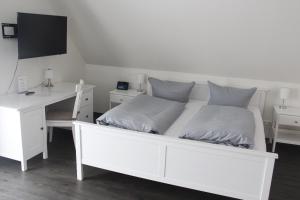 Postel nebo postele na pokoji v ubytování REGIOHOTEL Schanzenhaus Wernigerode