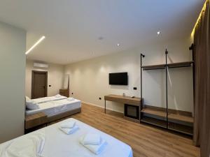 Postel nebo postele na pokoji v ubytování Andi Downtown Deluxe Rooms