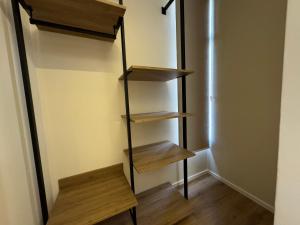 Palanda nebo palandy na pokoji v ubytování Andi Downtown Deluxe Rooms