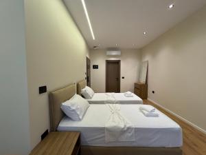 Postel nebo postele na pokoji v ubytování Andi Downtown Deluxe Rooms