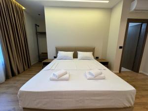 Postel nebo postele na pokoji v ubytování Andi Downtown Deluxe Rooms