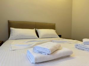 Postel nebo postele na pokoji v ubytování Andi Downtown Deluxe Rooms