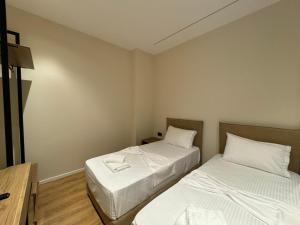 Postel nebo postele na pokoji v ubytování Andi Downtown Deluxe Rooms