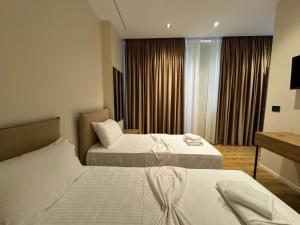 Postel nebo postele na pokoji v ubytování Andi Downtown Deluxe Rooms