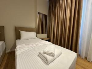 Postel nebo postele na pokoji v ubytování Andi Downtown Deluxe Rooms