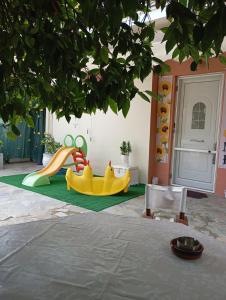 een kinderspeelplaats met een glijbaan en een speeltuin bij Margaritas Cottage in Nafplio
