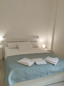 Postel nebo postele na pokoji v ubytování Apartments Riva Povljana + 37 fotografií