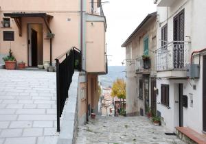 Une allée dans une ville avec des bâtiments dans l'établissement Monteverde, à Latronico