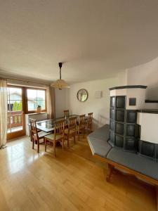 a living room with a dining room table and chairs at Ferienhaus Praschberg in Niederndorferberg