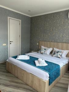 Postel nebo postele na pokoji v ubytování Tbilisi Center Hotel