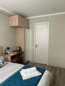 Postel nebo postele na pokoji v ubytování Tbilisi Center Hotel