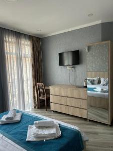 Postel nebo postele na pokoji v ubytování Tbilisi Center Hotel